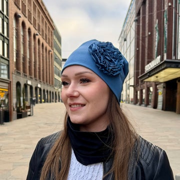 Yksiv&auml;rinen pipo ruusukkeella, takana poimutus