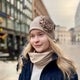Yksiv&auml;rinen pipo ruusukkeella, takapoimutuksella